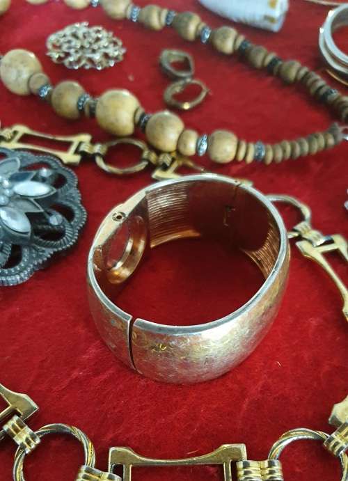 30 PIECES ANTIQUE TO VINTAGE JEWELLERY AND BITS AND BOBS. 50 X MORE ITEMS ON SAME AUCTION !!