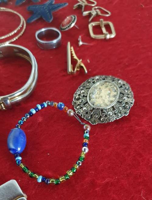 30 PIECES ANTIQUE TO VINTAGE JEWELLERY AND BITS AND BOBS. 50 X MORE ITEMS ON SAME AUCTION !!