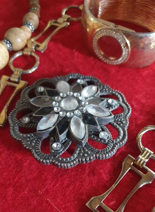 30 PIECES ANTIQUE TO VINTAGE JEWELLERY AND BITS AND BOBS. 50 X MORE ITEMS ON SAME AUCTION !!