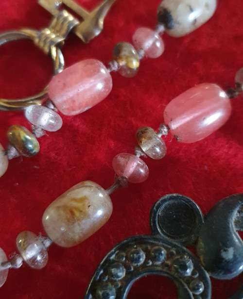 30 PIECES ANTIQUE TO VINTAGE JEWELLERY AND BITS AND BOBS. 50 X MORE ITEMS ON SAME AUCTION !!