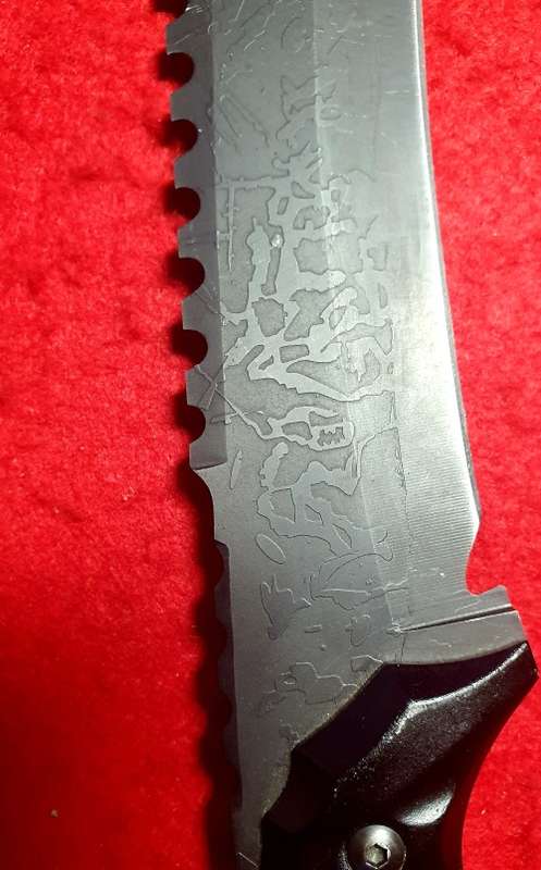 31CM  PATTERN EMBOSSED BLADE SAWTOOTH BACK TACTICAL KNIFE.