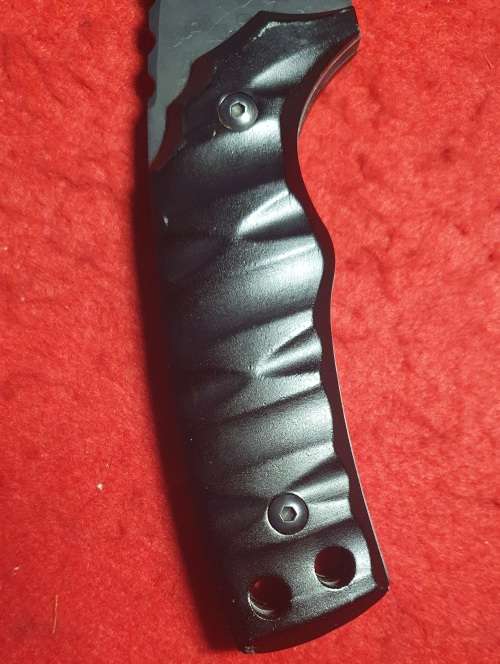 31CM  PATTERN EMBOSSED BLADE SAWTOOTH BACK TACTICAL KNIFE.