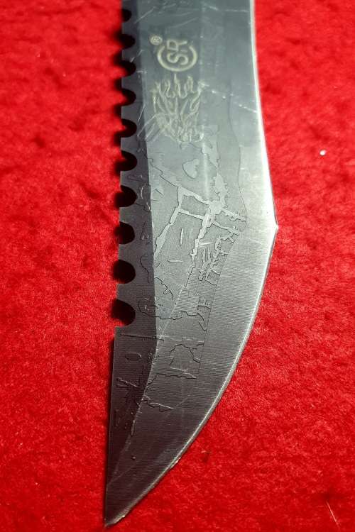 31CM  PATTERN EMBOSSED BLADE SAWTOOTH BACK TACTICAL KNIFE.