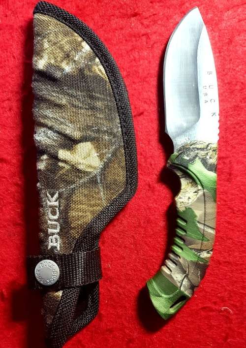 BUCK 390 OMNI HUNTER FIXED BLADE KNIFE WITH CAMO HANDLE 19.70 CM LONG. WITH CAMO SHEATH.