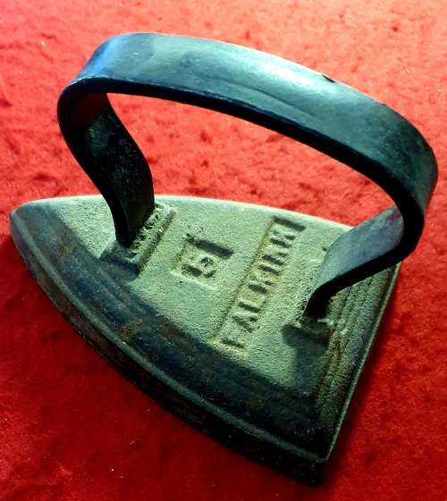 ANTIQUE HEAVY FALKIRK NO5 SAD IRON.