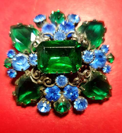 ANTIQUE HEAVY POLISHED GEMSTONE / GLASS ? BROOCH. EXQUISITE DETAIL. 5CM X 5CM. SEE DESCRIPTION !!