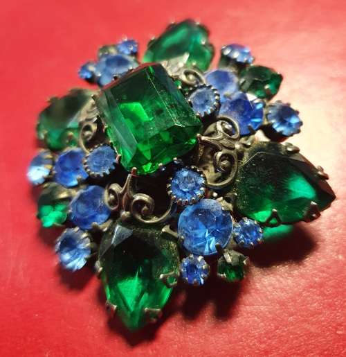 ANTIQUE HEAVY POLISHED GEMSTONE / GLASS ? BROOCH. EXQUISITE DETAIL. 5CM X 5CM. SEE DESCRIPTION !!