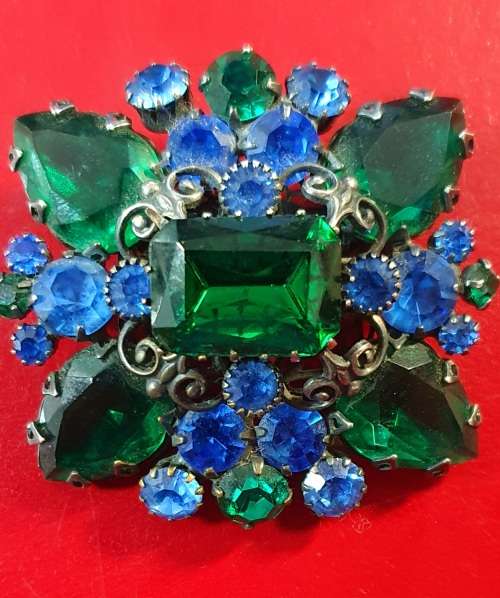 ANTIQUE HEAVY POLISHED GEMSTONE / GLASS ? BROOCH. EXQUISITE DETAIL. 5CM X 5CM. SEE DESCRIPTION !!