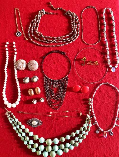 ANTIQUE TO VINTAGE JOB LOT QUALITY JEWELLERY. UNSORTED. 24 PIECES. 0NE BID FOR ALL. SEE PHOTO REPORT