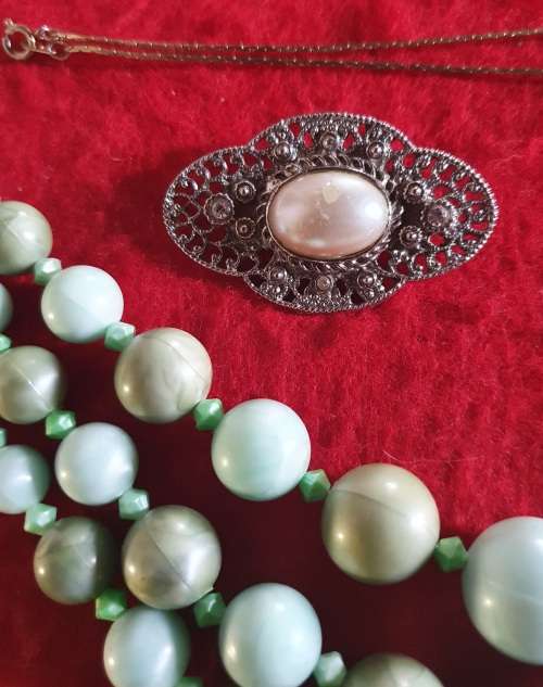ANTIQUE TO VINTAGE JOB LOT QUALITY JEWELLERY. UNSORTED. 24 PIECES. 0NE BID FOR ALL. SEE PHOTO REPORT