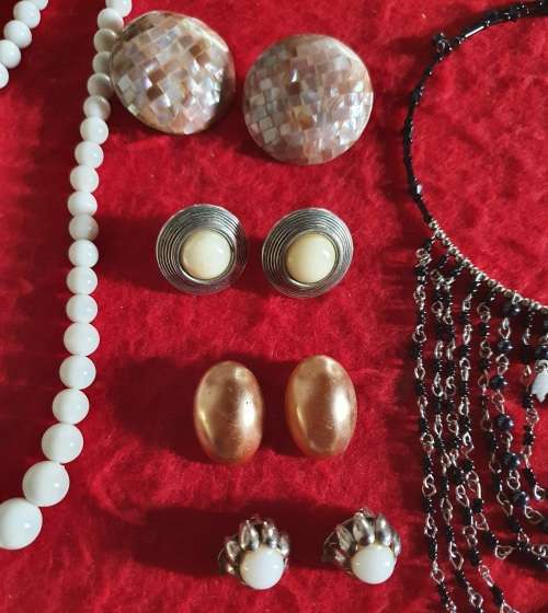 ANTIQUE TO VINTAGE JOB LOT QUALITY JEWELLERY. UNSORTED. 24 PIECES. 0NE BID FOR ALL. SEE PHOTO REPORT