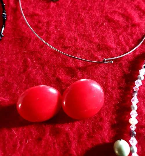 ANTIQUE TO VINTAGE JOB LOT QUALITY JEWELLERY. UNSORTED. 24 PIECES. 0NE BID FOR ALL. SEE PHOTO REPORT