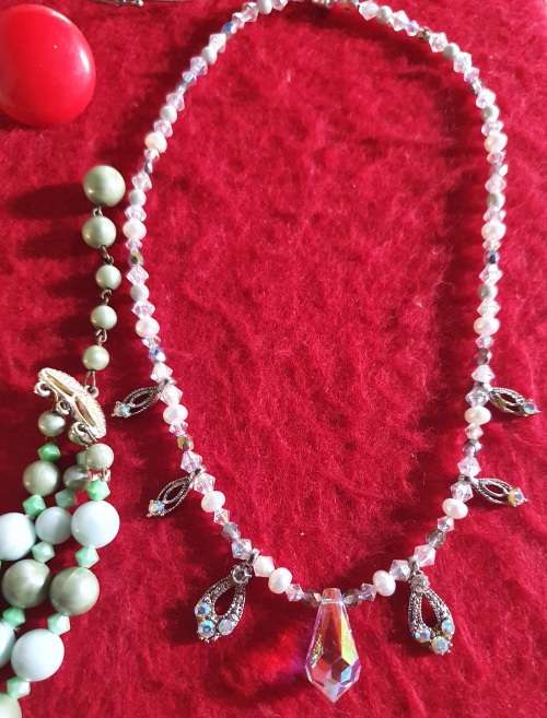 ANTIQUE TO VINTAGE JOB LOT QUALITY JEWELLERY. UNSORTED. 24 PIECES. 0NE BID FOR ALL. SEE PHOTO REPORT