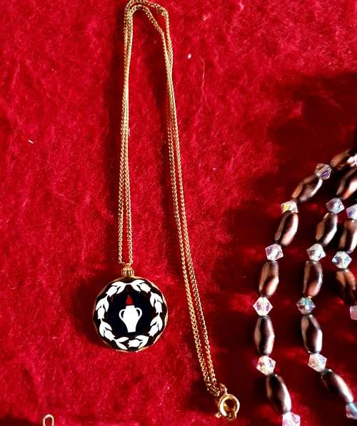 ANTIQUE TO VINTAGE JOB LOT QUALITY JEWELLERY. UNSORTED. 24 PIECES. 0NE BID FOR ALL. SEE PHOTO REPORT