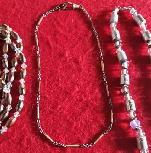 ANTIQUE TO VINTAGE JOB LOT QUALITY JEWELLERY. UNSORTED. 24 PIECES. 0NE BID FOR ALL. SEE PHOTO REPORT