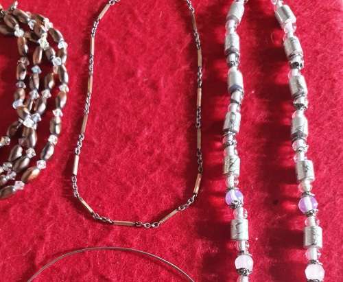ANTIQUE TO VINTAGE JOB LOT QUALITY JEWELLERY. UNSORTED. 24 PIECES. 0NE BID FOR ALL. SEE PHOTO REPORT