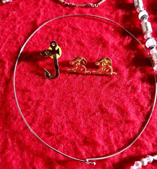 ANTIQUE TO VINTAGE JOB LOT QUALITY JEWELLERY. UNSORTED. 24 PIECES. 0NE BID FOR ALL. SEE PHOTO REPORT