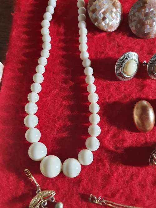ANTIQUE TO VINTAGE JOB LOT QUALITY JEWELLERY. UNSORTED. 24 PIECES. 0NE BID FOR ALL. SEE PHOTO REPORT