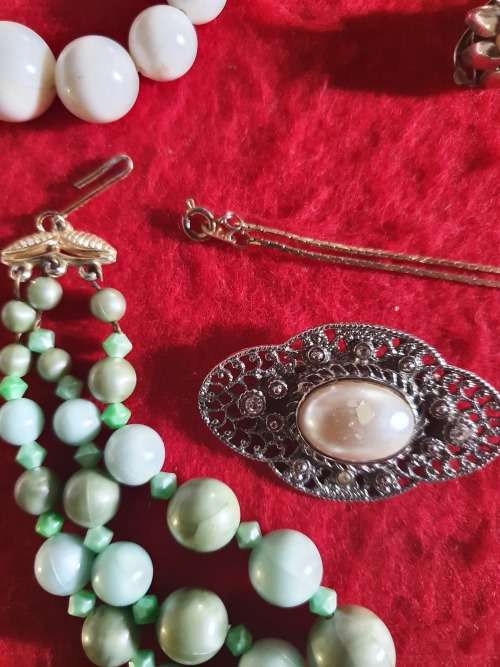 ANTIQUE TO VINTAGE JOB LOT QUALITY JEWELLERY. UNSORTED. 24 PIECES. 0NE BID FOR ALL. SEE PHOTO REPORT