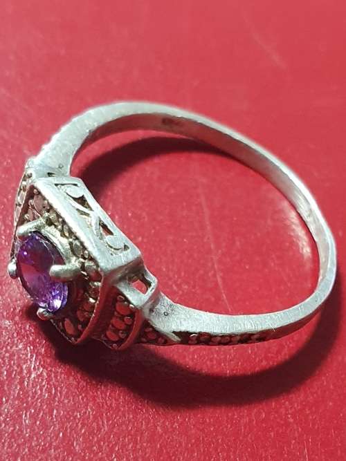 VINTAGE .925 SILVER RING WITH AMETHYST STONE. SIZE 7. ( 17MM )