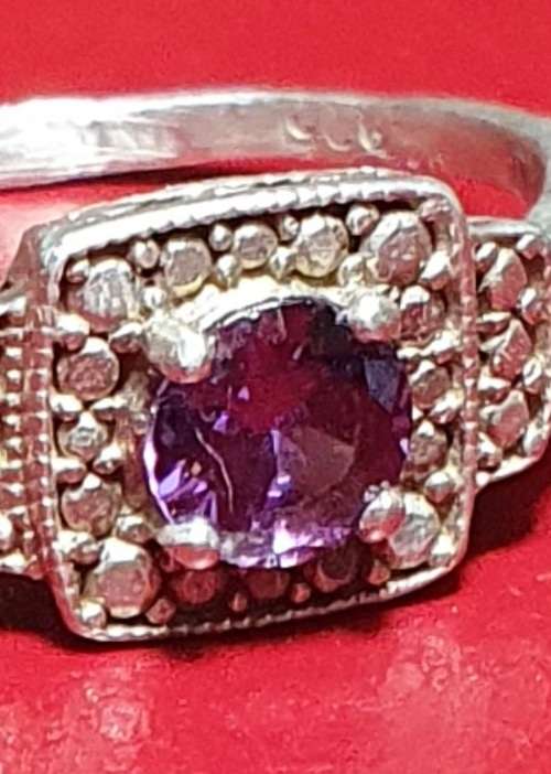 VINTAGE .925 SILVER RING WITH AMETHYST STONE. SIZE 7. ( 17MM )