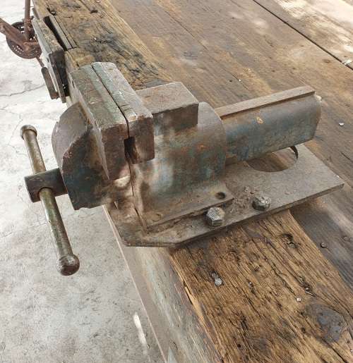 HUGE ANTIQUE BENCH VICE. 50CM LONG. CLAMP OPENING 25CM. SEE POSTAGE.