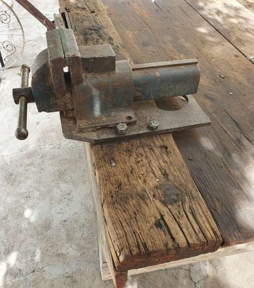 HUGE ANTIQUE BENCH VICE. 50CM LONG. CLAMP OPENING 25CM. SEE POSTAGE.