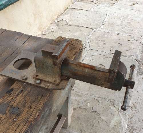 HUGE ANTIQUE BENCH VICE. 50CM LONG. CLAMP OPENING 25CM. SEE POSTAGE.