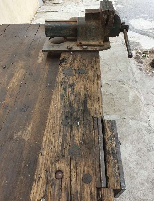 HUGE ANTIQUE BENCH VICE. 50CM LONG. CLAMP OPENING 25CM. SEE POSTAGE.