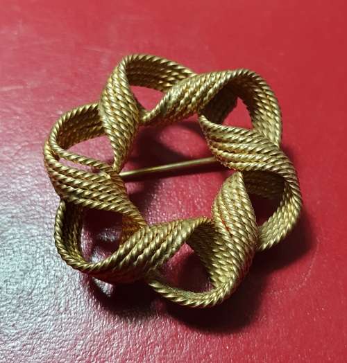 VINTAGE 12CT GOLD FILLED WINARD BROOCH. STUNNING DETAIL !!