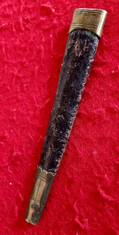ANTIQUE DAGGER WITH ORIGINAL LEATHER AND BRASS SHEATH. 30CM LONG.