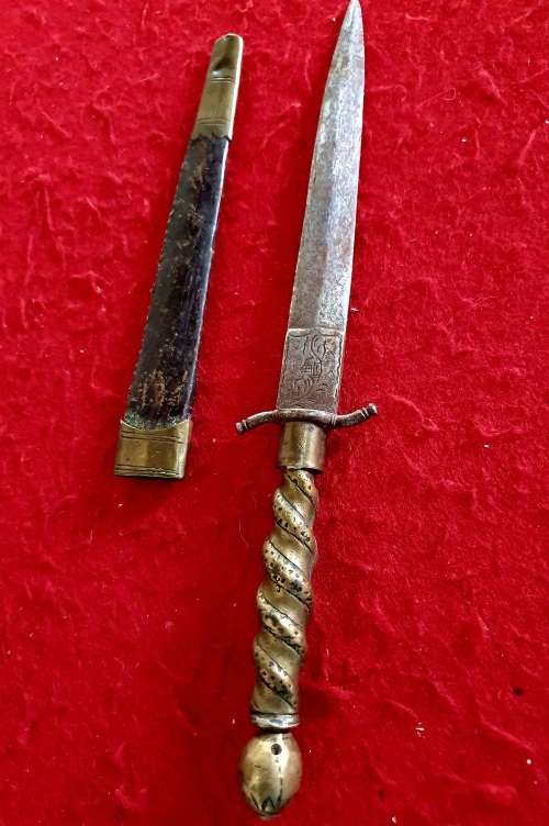 ANTIQUE DAGGER WITH ORIGINAL LEATHER AND BRASS SHEATH. 30CM LONG.