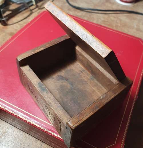 ANTIQUE TRIBAL WOOD TRINKET BOX WITH MOTHER OF PEARL EYES. STUNNING DETAIL !!!