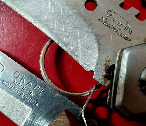1 XHUGE FLICK KNIFE, 2 XOKAPIS, 1X SMALL KNIFE & 1 X VICTORINOX BLADE. OND BID FOR ALL.
