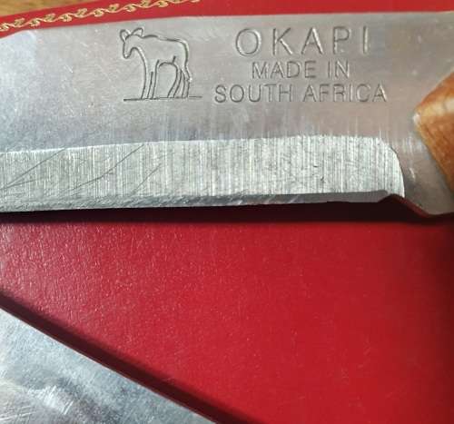1 XHUGE FLICK KNIFE, 2 XOKAPIS, 1X SMALL KNIFE & 1 X VICTORINOX BLADE. OND BID FOR ALL.