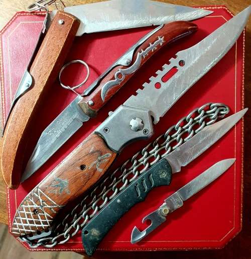 1 XHUGE FLICK KNIFE, 2 XOKAPIS, 1X SMALL KNIFE & 1 X VICTORINOX BLADE. OND BID FOR ALL.