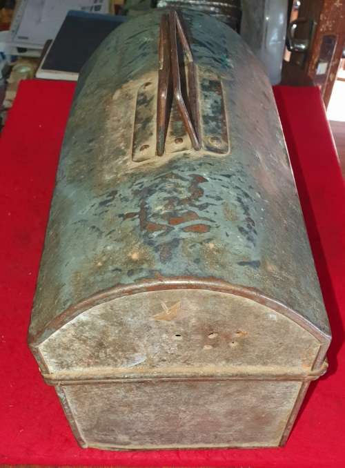 ANTIQUE BIG METAL KOS TROMMEL. ROUNDED LID.