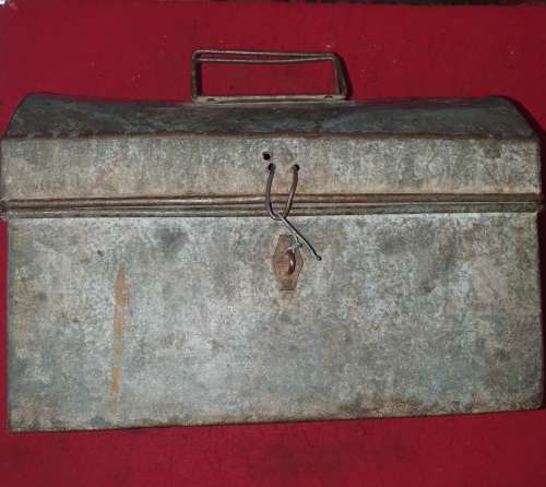 ANTIQUE BIG METAL KOS TROMMEL. ROUNDED LID.