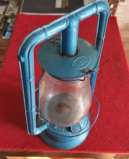 VINTAGE DIETZ MONARCH HURICANE LANTERN. NO.10. 37CM HIGH.