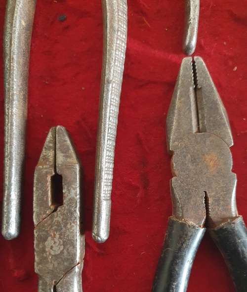 18 X ANTIQUE TO VINTAGE PLIERS COLLECTION  ONE BID FOR ALL.