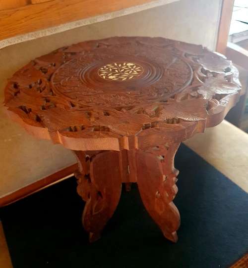 VINTAGE HAND CARVED ANGLO-INDIAN CIRCULAR SIDE TABLE WITH IVORY INLAY. ( C )