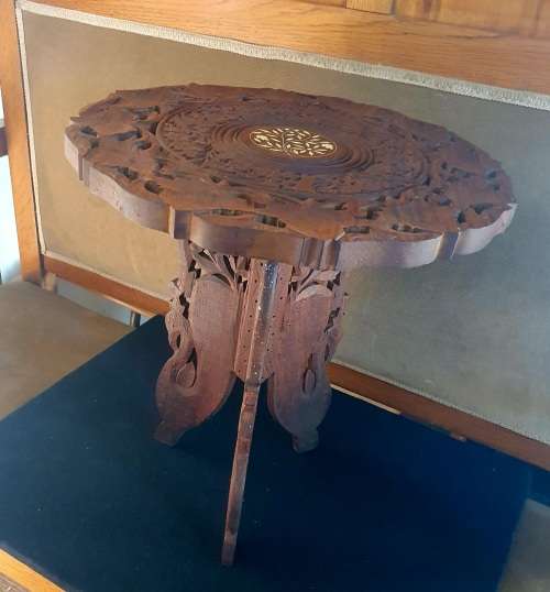 VINTAGE HAND CARVED ANGLO-INDIAN CIRCULAR SIDE TABLE WITH IVORY INLAY. ( C )