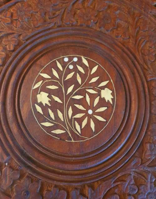 VINTAGE HAND CARVED ANGLO-INDIAN CIRCULAR SIDE TABLE WITH IVORY INLAY. ( C )