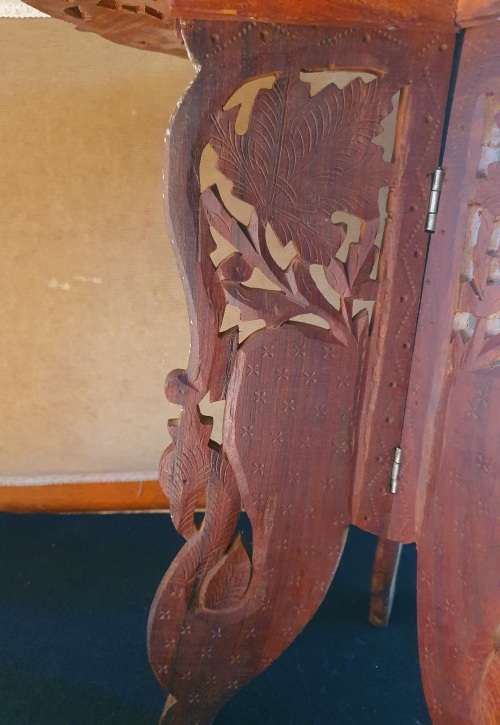 VINTAGE HAND CARVED ANGLO-INDIAN CIRCULAR SIDE TABLE WITH IVORY INLAY. ( C )