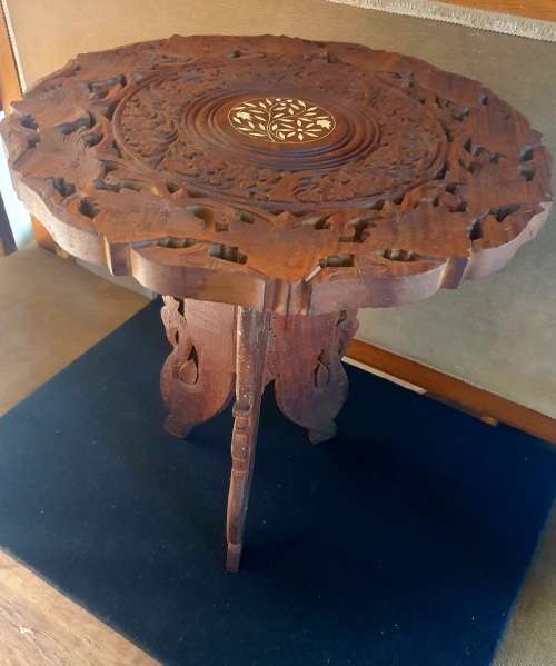 VINTAGE HAND CARVED ANGLO-INDIAN CIRCULAR SIDE TABLE WITH IVORY INLAY. ( C )