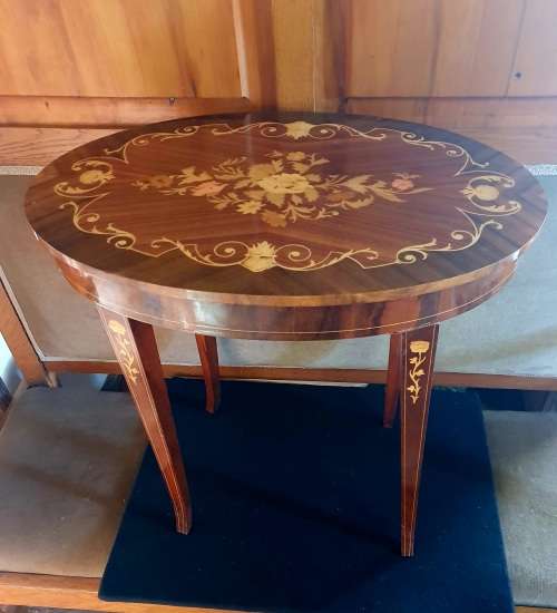 VINTAGE OVAL ITALIAN SORRENTO MARQUETRY CHAIRSIDE TABLE WITH MUSIC BOX.