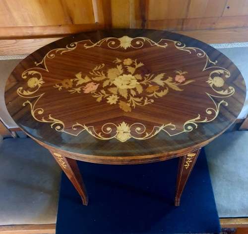 VINTAGE OVAL ITALIAN SORRENTO MARQUETRY CHAIRSIDE TABLE WITH MUSIC BOX.