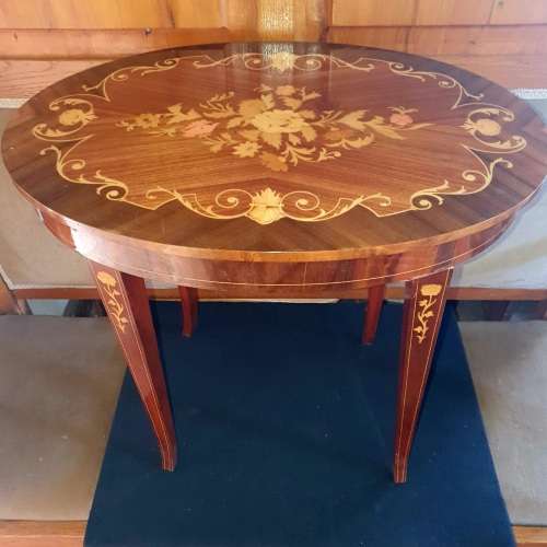 VINTAGE OVAL ITALIAN SORRENTO MARQUETRY CHAIRSIDE TABLE WITH MUSIC BOX.