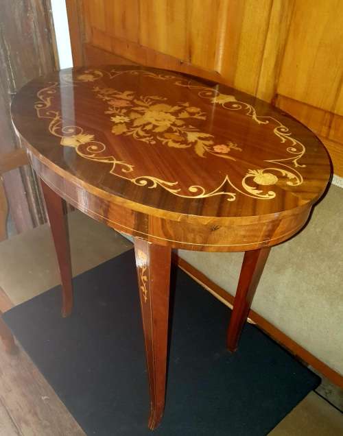 VINTAGE OVAL ITALIAN SORRENTO MARQUETRY CHAIRSIDE TABLE WITH MUSIC BOX.