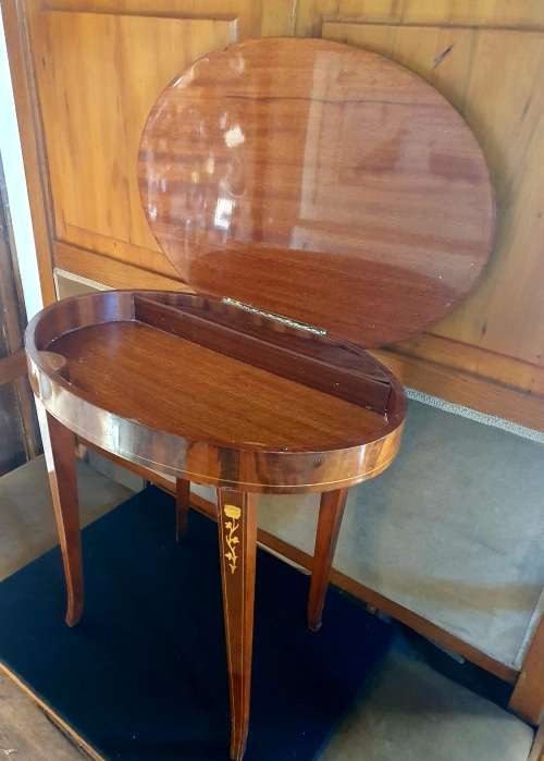 VINTAGE OVAL ITALIAN SORRENTO MARQUETRY CHAIRSIDE TABLE WITH MUSIC BOX.
